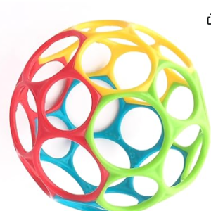 Durch 32 Fingerlöcher können Babys diesen Ball leicht greifen Geschmeidiges, flexibles und patentiertes Design macht den Oball weich und verzaubert kleine Hände Perfekt für Kinder jedes Alters Leichte zu reinigen Ideal für unterwegs